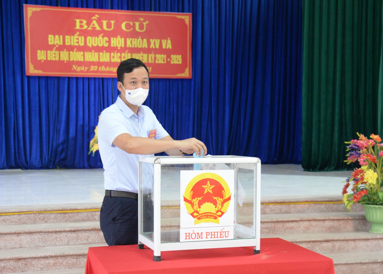Bắc Giang: Đồng chí Lê Ô Pích TVTU - Phó Chủ tịch UBND tỉnh, dự Lễ khai mạc và bỏ phiếu bầu cử tại Khu vực bỏ phiếu số 10, tại thị trấn Bích Động, huyện Việt Yên